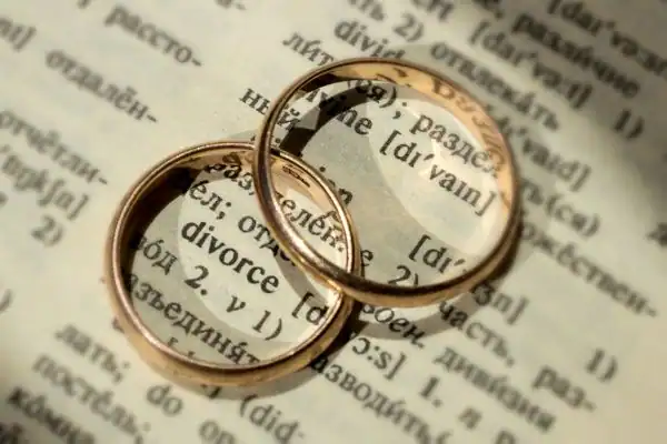 Image of rings removed before divorce mediation Hythe
